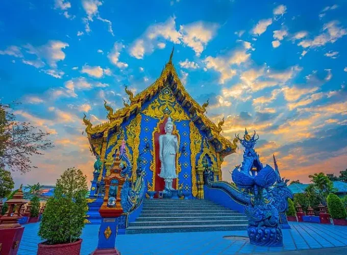 Hot Spring, White Temple, Blue Temple & Black museum w/ Lunch