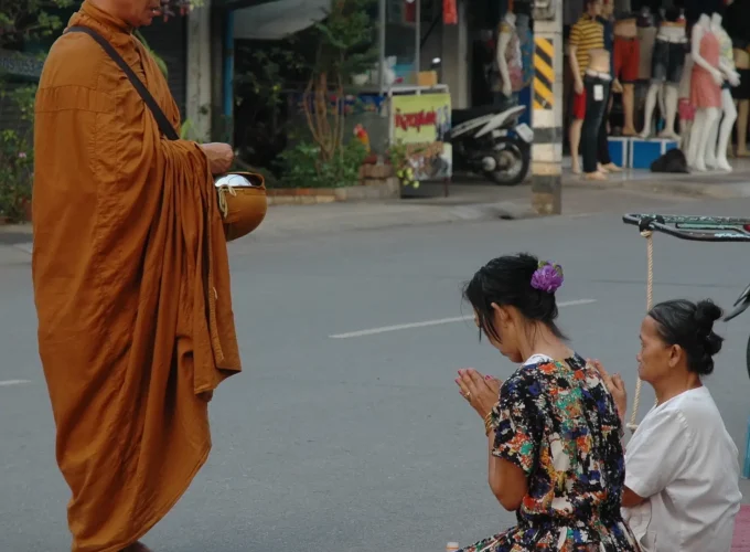 Monks Morning Almsgiving Tour (Food Offering)