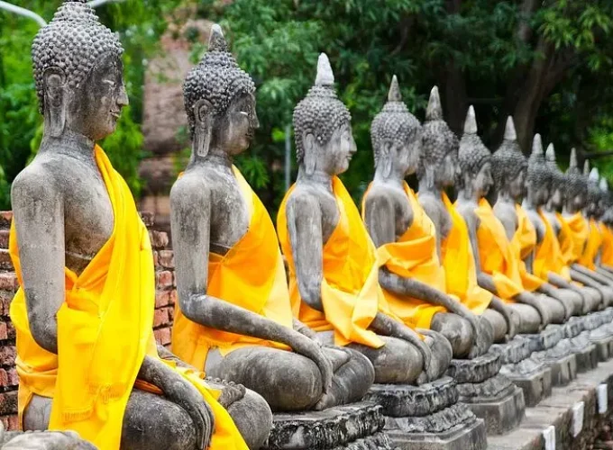 Small-Group Bangkok Temple Tour: Wat Traimit to Wat Noi